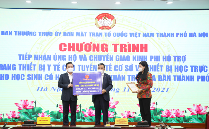 Phó Chủ tịch UBND TP Chử Xuân Dũng tiếp nhận ủng hộ của Tập đoàn Vingroup